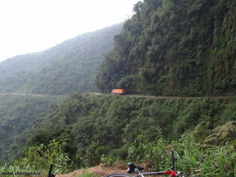 death-road-bolivia-07.jpg